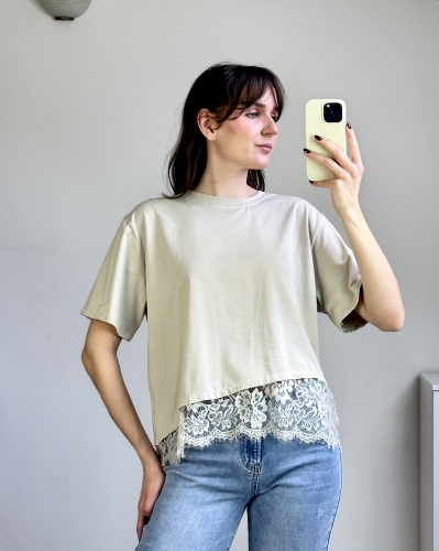 Luźny t-shirt z koronką stylizacja codzienna