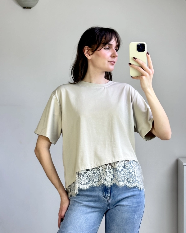Luźny t-shirt z koronką stylizacja codzienna