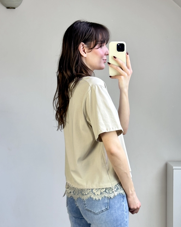 T-shirt luźny wygodny fason z koronką T-shirt z koronką kobiecy detal styl casual