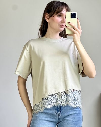 T-shirt casual z ozdobnym wykończeniem na dole