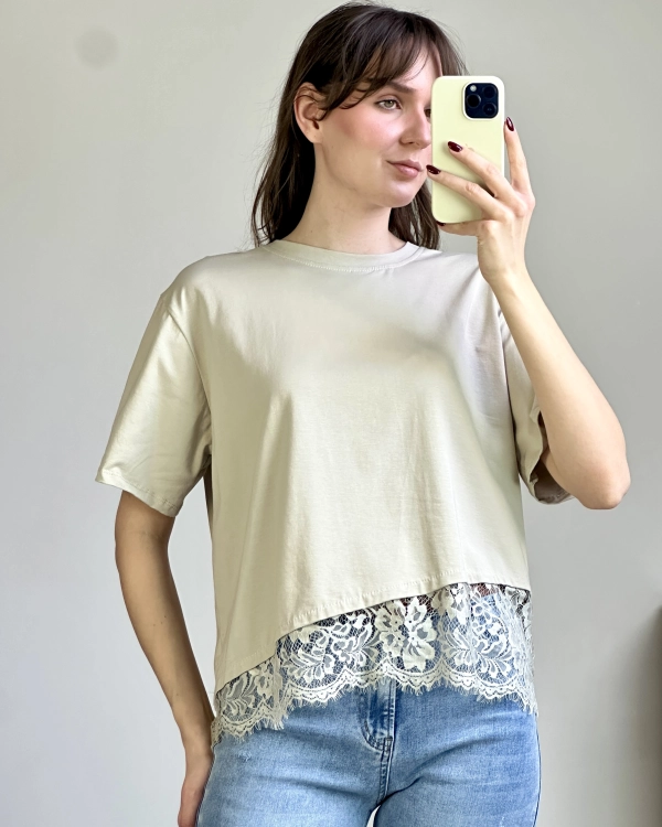T-shirt casual z ozdobnym wykończeniem na dole