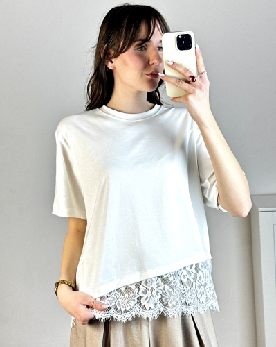 Bawełniany t-shirt z koronkowym dołem T-shirt oversize z ozdobnym wykończeniem koronka