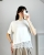 T-shirt codzienny z koronkowym akcentem Luźny t-shirt stylizacja z jeansami koronka