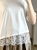 T-shirt wygodny z delikatnym koronkowym wykończeniem Bawełniany t-shirt lekki i komfortowy z koronką
