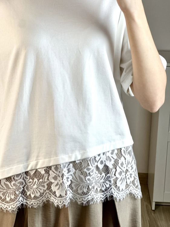 T-shirt wygodny z delikatnym koronkowym wykończeniem Bawełniany t-shirt lekki i komfortowy z koronką