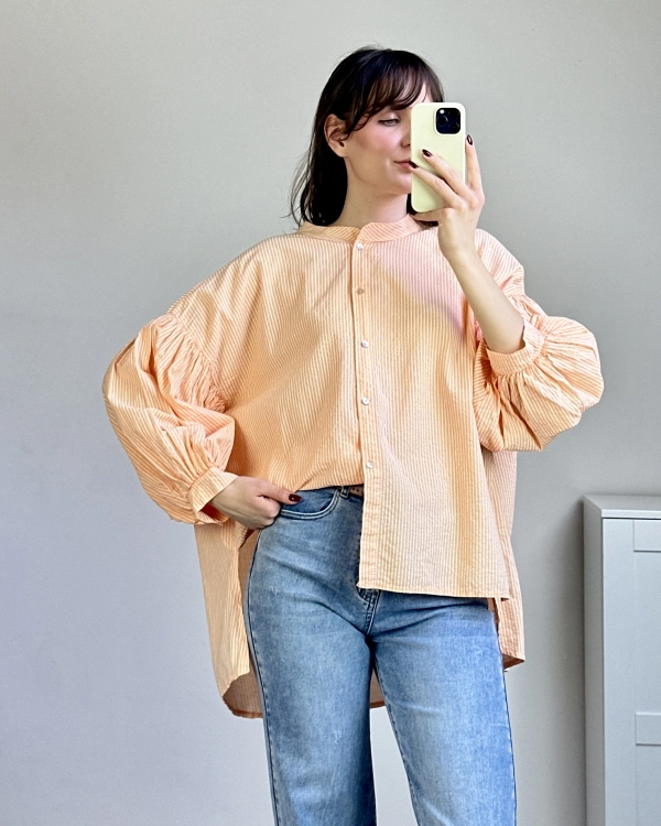 Koszula bawełniana oversize w paski przód Koszula pomarańczowa cienkie paski stylizacja Koszula oversize luźny krój komfortowa