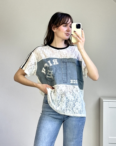 Bluzka koronkowa oversize z nadrukiem przód Bluzka biała koronka i denim kieszonka Bluzka luźna nie opinająca sylwetki