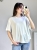 Bluzka z srebrnym detalem minimalistyczna Bluzka casual na co dzień stylizacja Bluzka luźna na większy brzuch i biodra