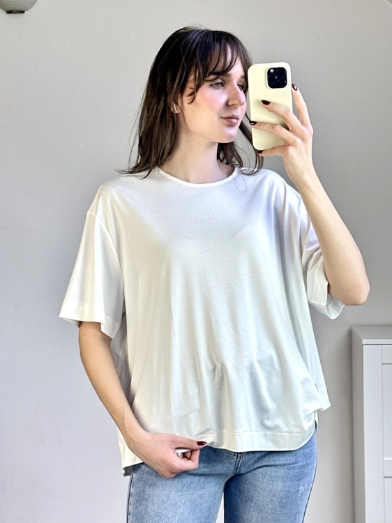 Bluzka z srebrnym detalem minimalistyczna Bluzka casual na co dzień stylizacja Bluzka luźna na większy brzuch i biodra