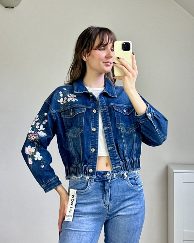 Kurtka jeansowa krótka z haftem i kryształkami przód Kurtka denim zdobiona kwiatowym haftem Kurtka jeansowa z ozdobnymi kryształkami detal