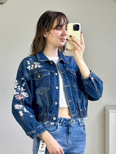Kurtka krótka marszczona w pasie Kurtka jeansowa kobiecy fason Kurtka denim styl casual z ozdobą